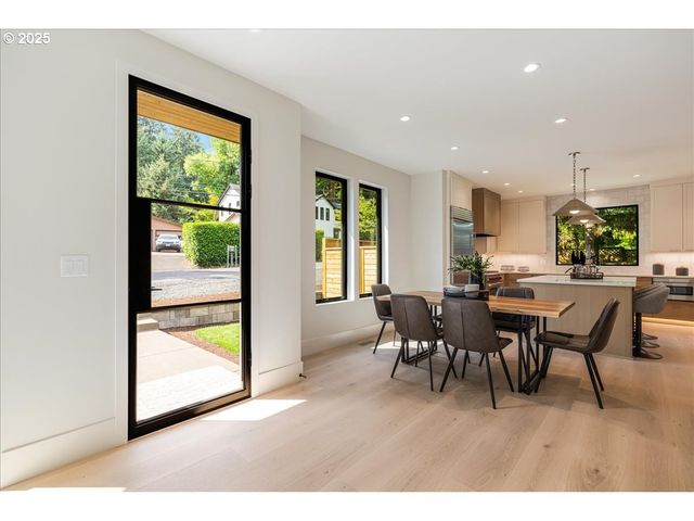 990 LUND St, Lake Oswego, OR 97034