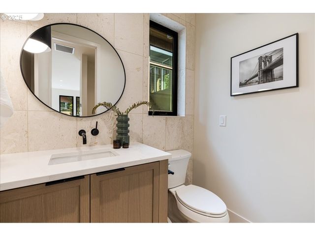 990 LUND St, Lake Oswego, OR 97034