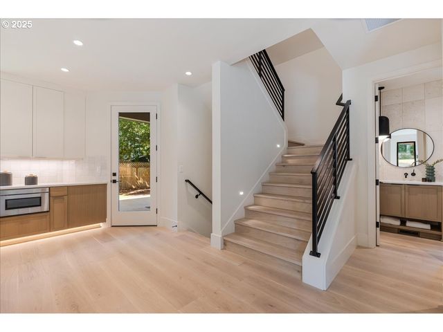 990 LUND St, Lake Oswego, OR 97034