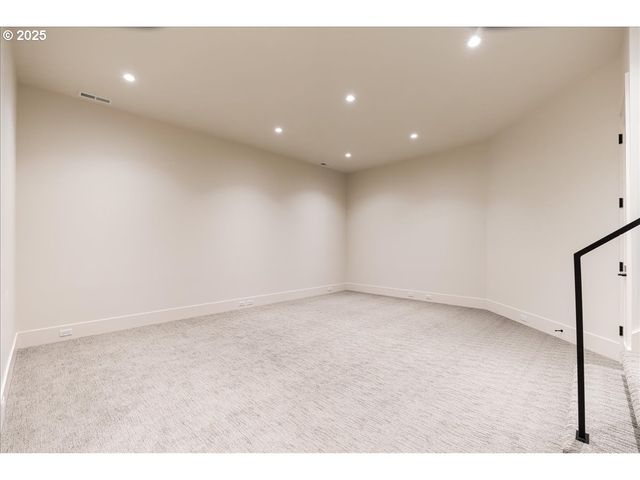 990 LUND St, Lake Oswego, OR 97034