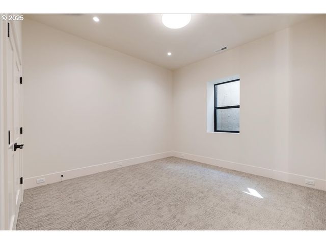 990 LUND St, Lake Oswego, OR 97034