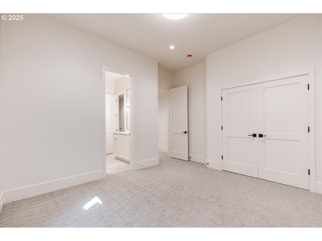 990 LUND St, Lake Oswego, OR 97034