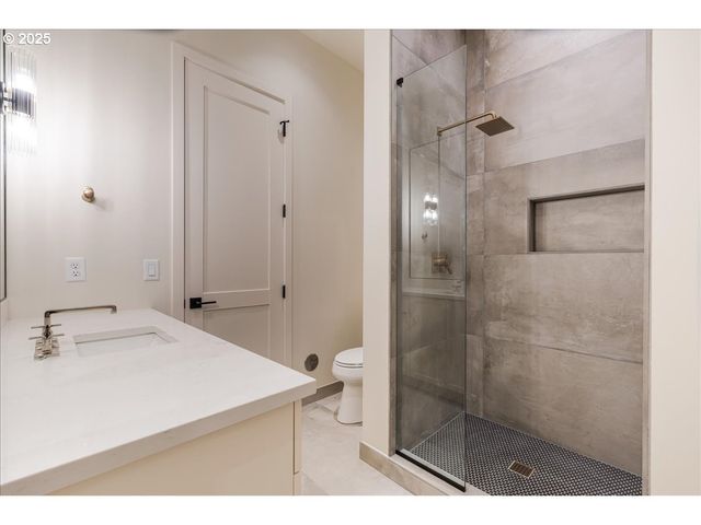 990 LUND St, Lake Oswego, OR 97034