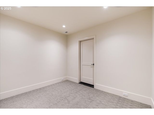 990 LUND St, Lake Oswego, OR 97034