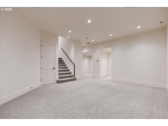 990 LUND St, Lake Oswego, OR 97034