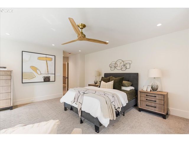 990 LUND St, Lake Oswego, OR 97034