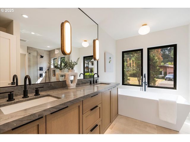 990 LUND St, Lake Oswego, OR 97034