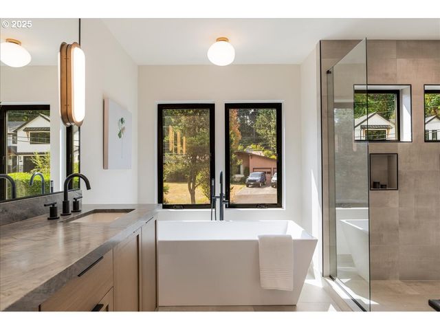 990 LUND St, Lake Oswego, OR 97034