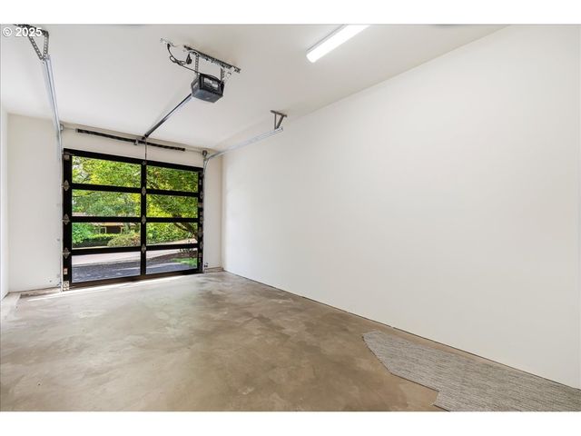 990 LUND St, Lake Oswego, OR 97034