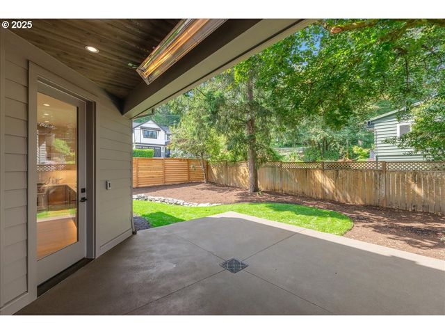 990 LUND St, Lake Oswego, OR 97034