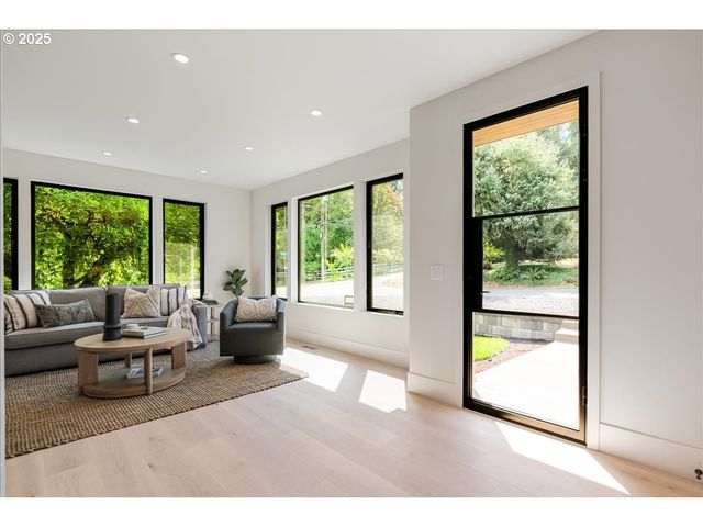 990 LUND St, Lake Oswego, OR 97034