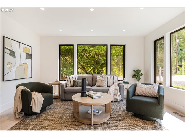 990 LUND St, Lake Oswego, OR 97034