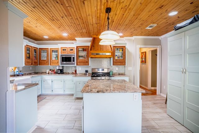 1216 First St, Kerrville, TX 78028