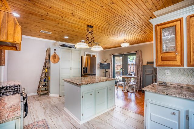 1216 First St, Kerrville, TX 78028