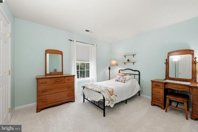 32 LILBURN DR, Bunker Hill, WV 25413