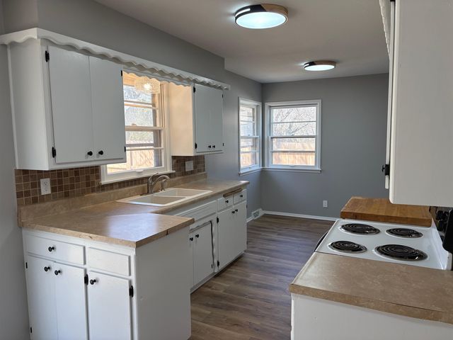 1427 N Community Dr, Derby, KS 67037