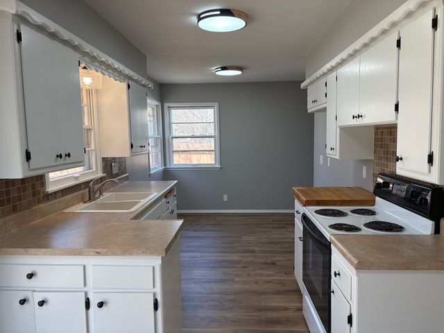 1427 N Community Dr, Derby, KS 67037