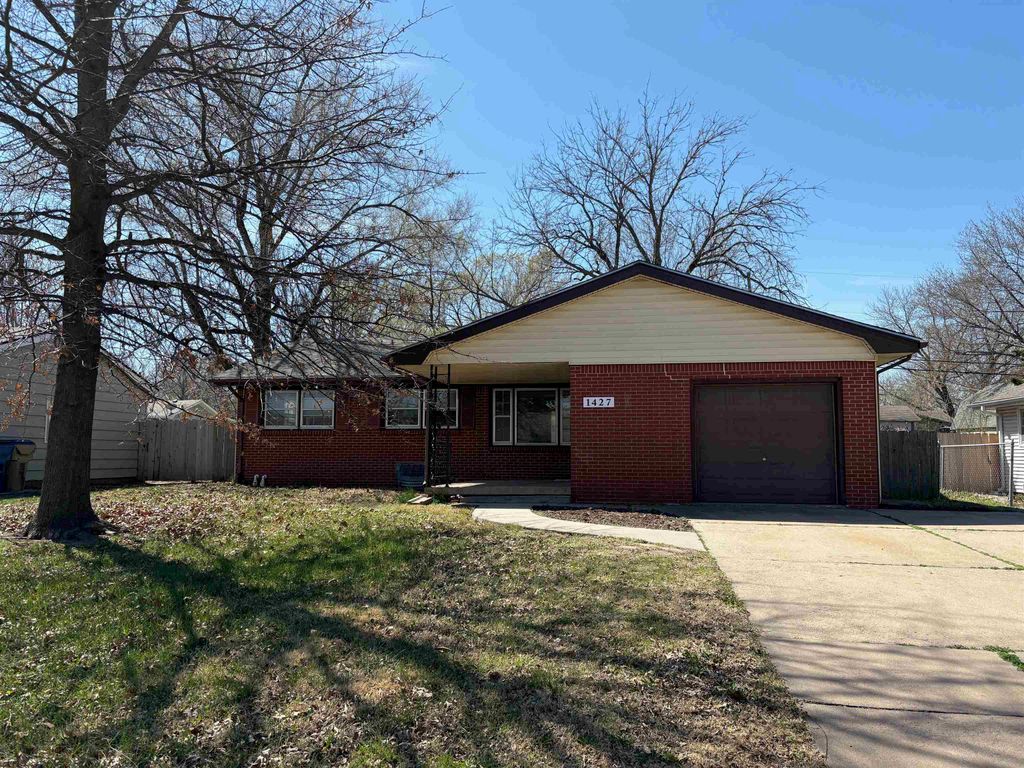 1427 N Community Dr, Derby, KS 67037