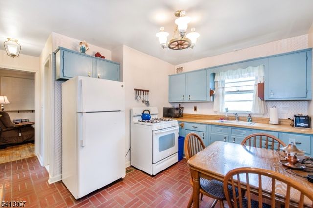 33 Laurel Place, West Caldwell Twp., NJ 07006