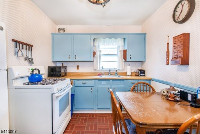 33 Laurel Place, West Caldwell Twp., NJ 07006