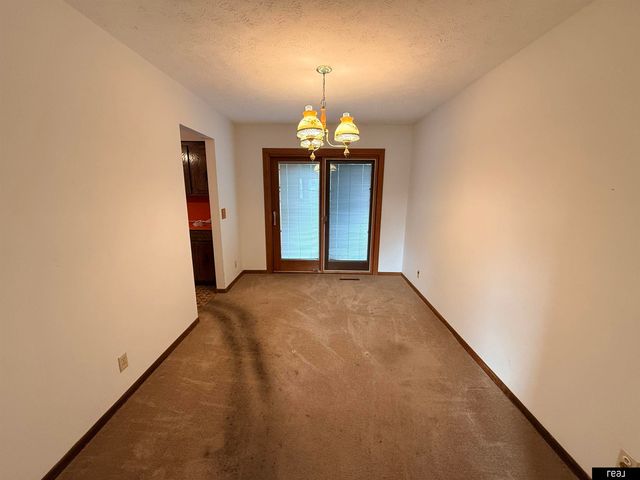 14824 Hillside Plaza, Omaha, NE 68154