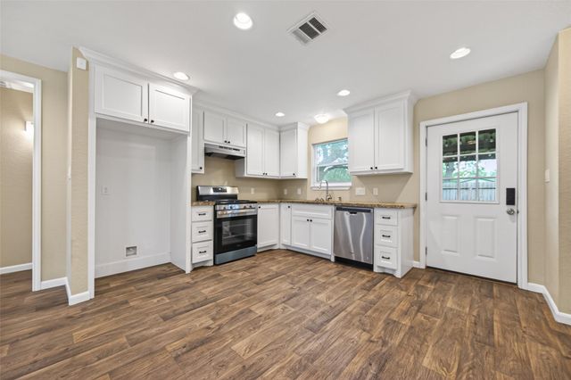 1708 AND 1702 Sycamore Avenue, Bay City, TX 77414