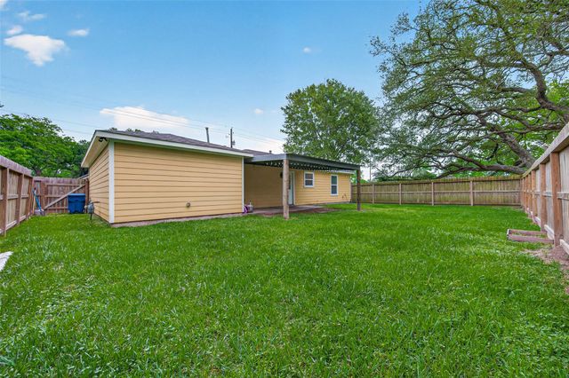 1708 AND 1702 Sycamore Avenue, Bay City, TX 77414
