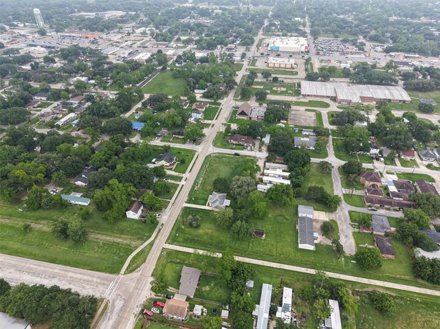 1708 AND 1702 Sycamore Avenue, Bay City, TX 77414