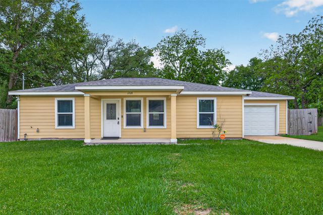 1708 AND 1702 Sycamore Avenue, Bay City, TX 77414