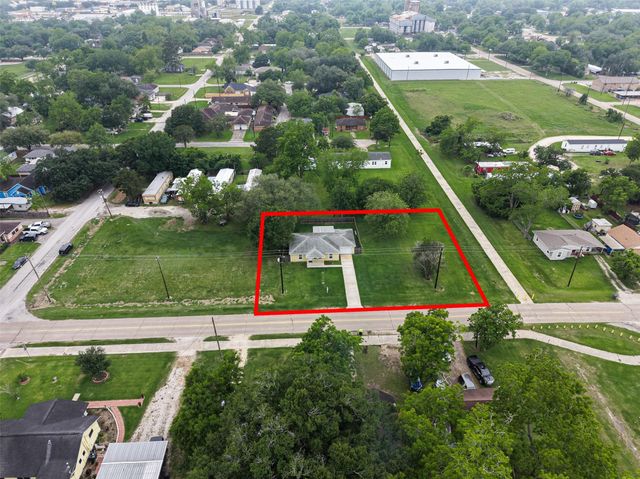 1708 AND 1702 Sycamore Avenue, Bay City, TX 77414