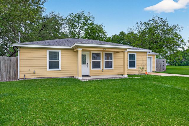 1708 AND 1702 Sycamore Avenue, Bay City, TX 77414
