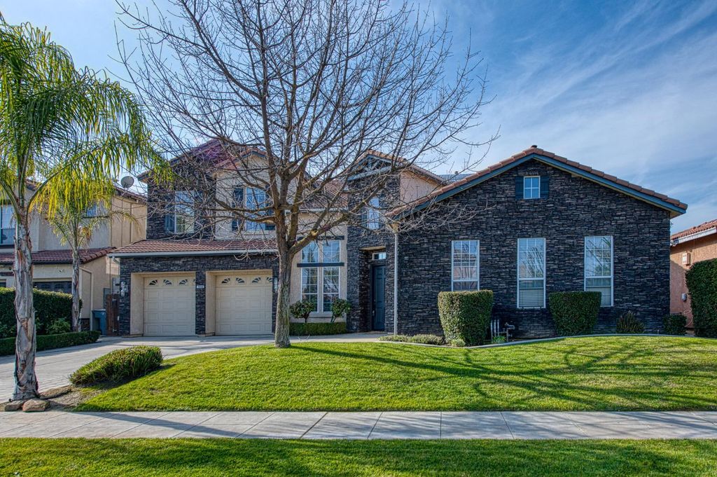 1420 N Dewitt Avenue, Clovis, CA 93619