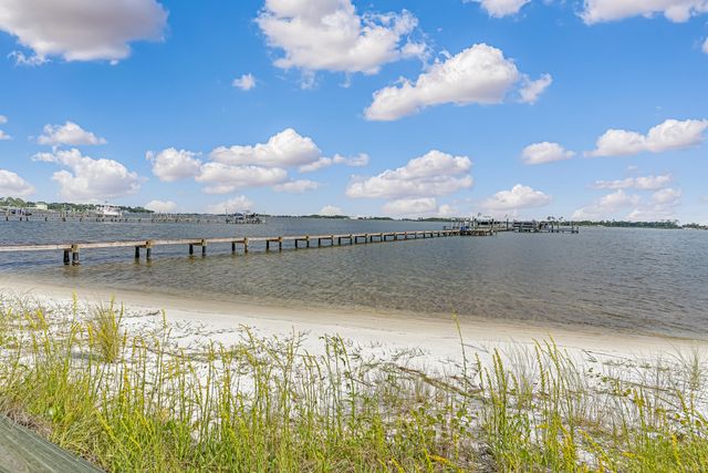 1695 Highway 98 302, Mary Esther, FL 32569