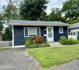 13 Middlesex Avenue, Keyport, NJ 07735