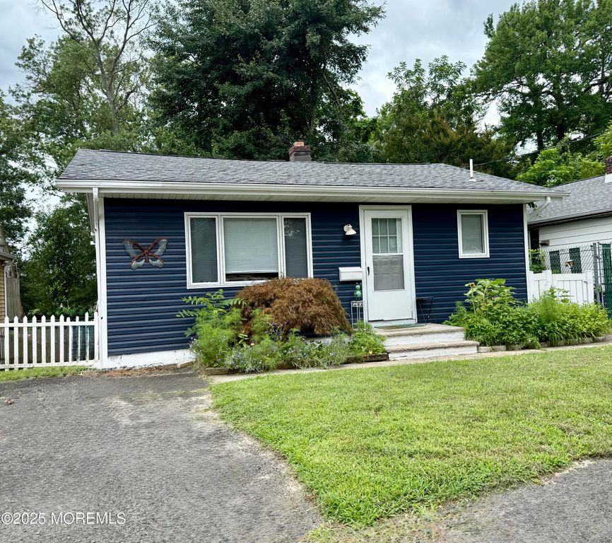 13 Middlesex Avenue, Keyport, NJ 07735