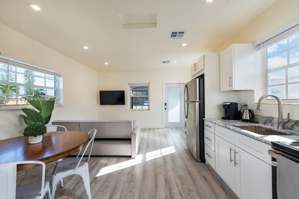 115 SE 2nd 1-2, Hallandale Beach, FL 33009