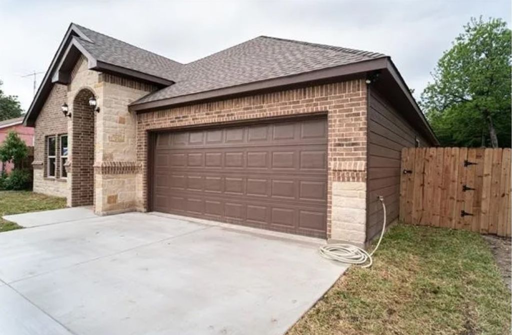 3229 Thannisch Avenue, Fort Worth, TX 76105 — exterior