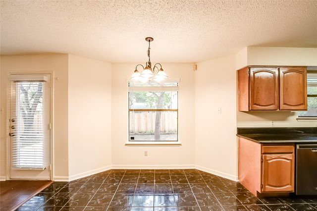 6914 Dallas DR, Austin, TX 78729