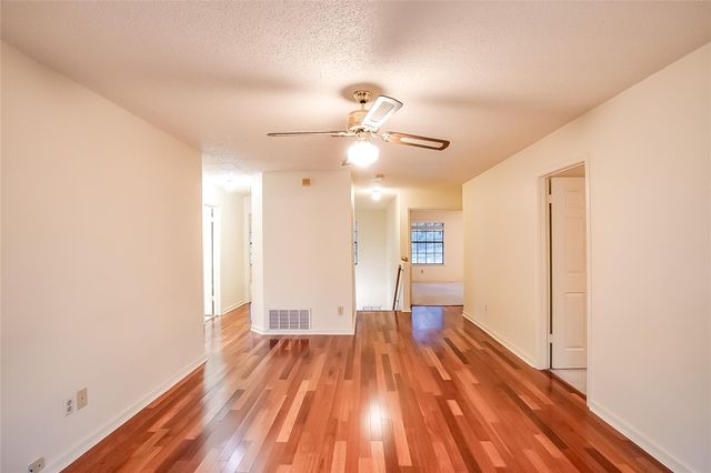 6914 Dallas DR, Austin, TX 78729