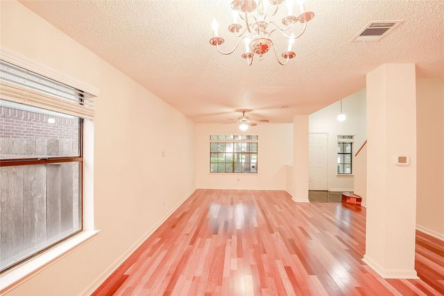 6914 Dallas DR, Austin, TX 78729