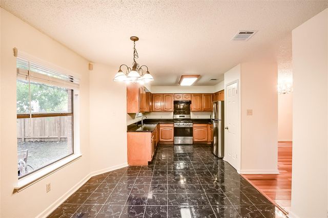 6914 Dallas DR, Austin, TX 78729