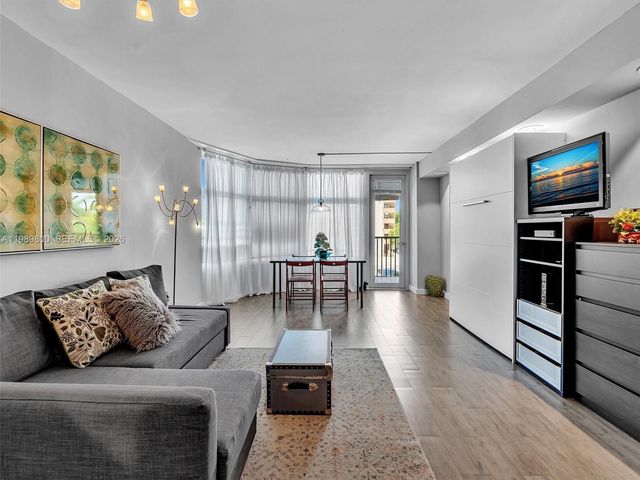 3375 N Country Club Dr 208, Aventura, FL 33180