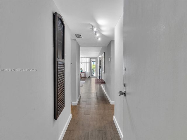 3375 N Country Club Dr 208, Aventura, FL 33180