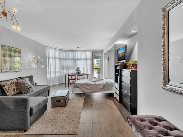 3375 N Country Club Dr 208, Aventura, FL 33180