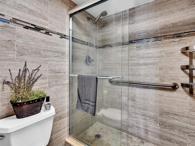 3375 N Country Club Dr 208, Aventura, FL 33180