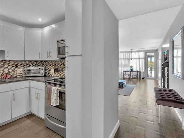 3375 N Country Club Dr 208, Aventura, FL 33180