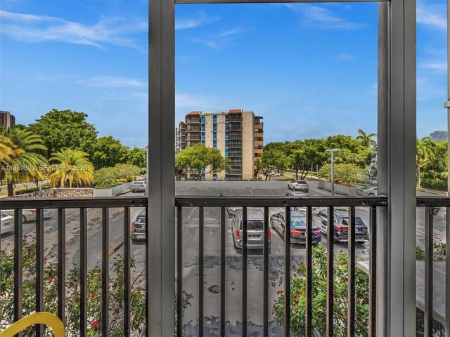 3375 N Country Club Dr 208, Aventura, FL 33180