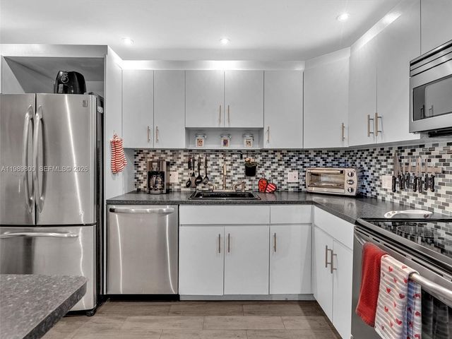 3375 N Country Club Dr 208, Aventura, FL 33180