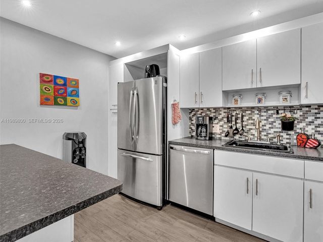 3375 N Country Club Dr 208, Aventura, FL 33180