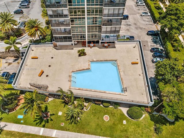 3375 N Country Club Dr 208, Aventura, FL 33180